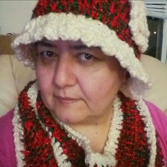 Holiday hat, cowl, gloves set👵👒ALL HATS ON SALE - Picture 5 of 5